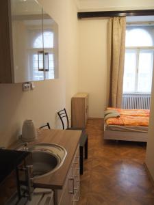 baño con lavabo y cama en Museum Inn, en Praga