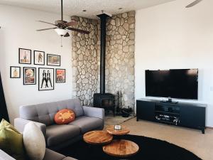 TV a/nebo společenská místnost v ubytování Walk to Pappy's Pioneertown, Spa Cosmic Cowboy