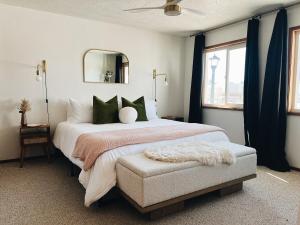 Postel nebo postele na pokoji v ubytování Walk to Pappy's Pioneertown, Spa Cosmic Cowboy