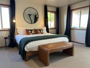 Postel nebo postele na pokoji v ubytování Walk to Pappy's Pioneertown, Spa Cosmic Cowboy