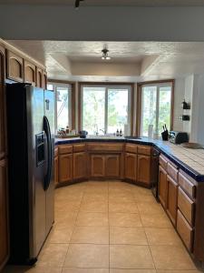 Kuchyň nebo kuchyňský kout v ubytování Walk to Pappy's Pioneertown, Spa Cosmic Cowboy + 14 fotografií