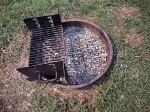 een metalen afdekking in het gras met stenen bij Lake House Hide Away in Roxboro +10 foto's