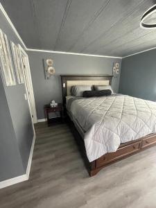 een slaapkamer met een groot bed in een kamer bij Lake House Hide Away in Roxboro