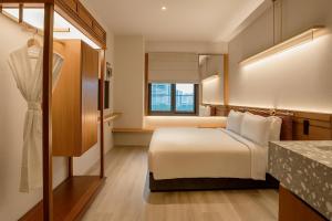 una habitación de hotel con una cama y una ventana en Bintang Collectionz Hotel, en Kuala Lumpur
