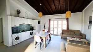 Kuchyň nebo kuchyňský kout v ubytování Lovely 1BR in Old Town - City Center & 4min to Beach