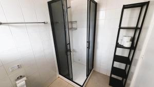 Koupelna v ubytování Lovely 1BR in Old Town - City Center & 4min to Beach + 5 fotografií