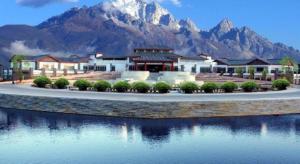 Una vista de un complejo turístico con montañas al fondo. en Wonderport International Hotel, en Lijiang