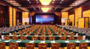 Una gran sala llena de sillas y una pantalla grande. en Wonderport International Hotel, en Lijiang 166 fotos más