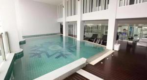 Bazén v ubytování Glacier Hotel Khon Kaen nebo v jeho okolí