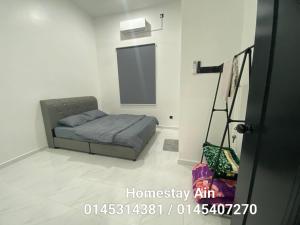 Ένα ή περισσότερα κρεβάτια σε δωμάτιο στο Homestay Ain +1 φωτογραφίες