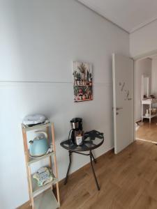 里托楚伦Καλημέρα Όλυμπε的一间设有桌子和书架的房间