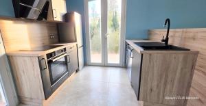 Kuchyň nebo kuchyňský kout v ubytování ECUME Appartement climatisé cosy 2 chambres pour 4 personnes au Barcarès + 14 fotografií