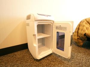 einen kleinen weißen Kühlschrank auf dem Boden in der Unterkunft Hotel Trend Asakusa in Tokio