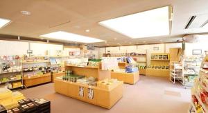 Supermarket nebo jiné obchody v  hotelu nebo okolí