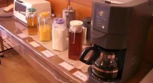 a coffee maker sitting on a counter next to a coffee machine at Pension Twilight in Nasu-yumoto