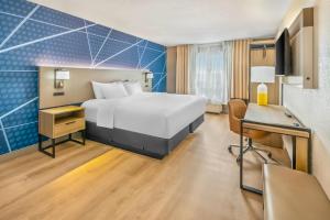 una habitación de hotel con una cama y un escritorio en Comfort Inn, en London 32 fotos más