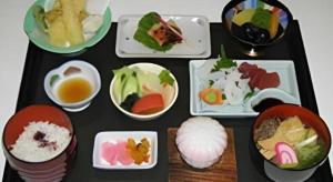 een tafel bedekt met borden sushi en kommen eten bij Hotel Ito in Nishi-sakamoto +107 foto's