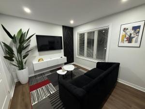 TV a/nebo společenská místnost v ubytování Cozy Private Suite Two Level Apartment + 7 fotografií
