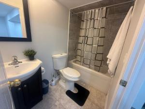 Koupelna v ubytování Cozy Private Suite Two Level Apartment