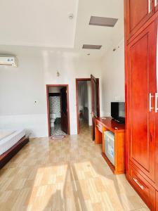 Cái RăngにあるTrường Lộc Hotelのベッドとテレビ付きの机のある部屋
