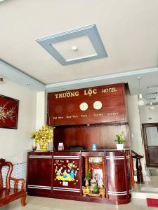 Cái RăngにあるTrường Lộc Hotelの香港の犬ホテルのあるリビングルーム