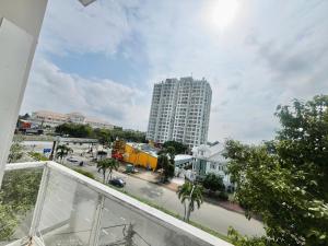 Cái RăngにあるTrường Lộc Hotelの高層ビルのある街並み