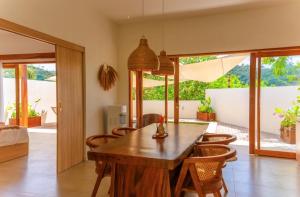 een eetkamer met een houten tafel en stoelen bij Private Pool Villa Namu on the hill in Kuta Lombok +4 foto's