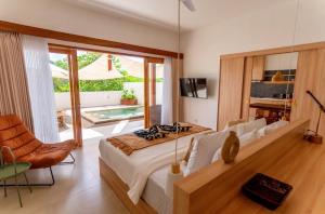 een slaapkamer met een groot bed en een balkon bij Private Pool Villa Namu on the hill in Kuta Lombok