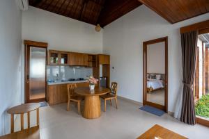 Η κουζίνα ή μικρή κουζίνα στο Ulu dawa Pandawa Cottage