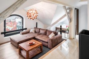 un soggiorno con divano marrone e tavolo di Templova 6 Old Town Apartment a Praga