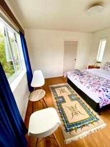 Postel nebo postele na pokoji v ubytování Boxed Bliss on Fox