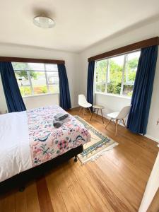 Postel nebo postele na pokoji v ubytování Boxed Bliss on Fox