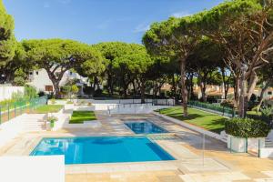 Bazén v ubytování BnB Homes Coastal Pearl Apartment with 2 Pools near to Falesia Beach nebo v jeho okolí