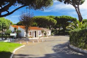 Zahrada ubytování BnB Homes Coastal Pearl Apartment with 2 Pools near to Falesia Beach