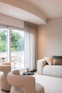 un salon avec un canapé et une table dans l'établissement De Pagode - A Serene Coastal Home with Pool, à Duinbergen