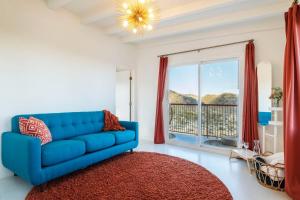 Sofá azul en la sala de estar con ventana en 5-Acres, Game Room, Views, Spa Starship Aurora, en Yucca Valley 34 fotos más