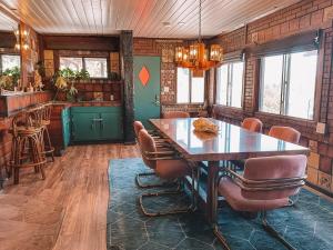 Posezení v ubytování Stunning Views, Spa, Soak Pool Starfire Lodge