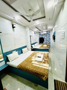 a room with two beds and a ceiling at Hotel Banwari Palace in Ujjain