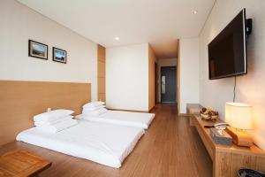 TV a/nebo společenská místnost v ubytování YOUUS Hotel