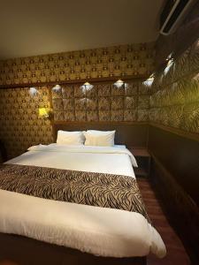 卡拉奇Faran Hotel的卧室里有一张铺着白色床单的大床