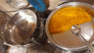 卡拉奇Faran Hotel的盘子上方的一大罐食物