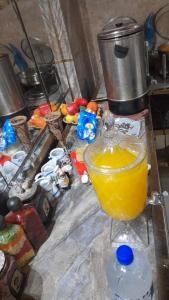 卡拉奇Faran Hotel的台面上放着一碗橙色液体