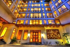 Tòa nhà nơi khách sạn tọa lạc