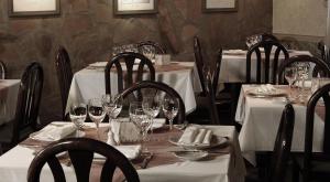 Um restaurante ou outro lugar para comer em Hotel Michelangelo