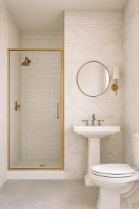 une salle de bains avec douche, toilettes et lavabo dans l'établissement Crystala 2 guest house, à Assouan