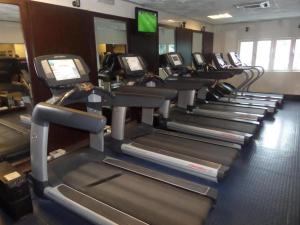 una fila de máquinas de correr en un gimnasio en Li Tour International Hotel, en Ikeja