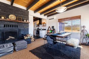 Posezení v ubytování 5 Acres, Incredible Views, Spa Starship Luna