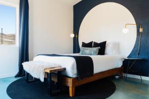 Postel nebo postele na pokoji v ubytování 5 Acres, Incredible Views, Spa Starship Luna