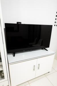 Μια τηλεόραση ή/και κέντρο ψυχαγωγίας στο Cantinho da Margarida - Hospedagem & Hostel Premium