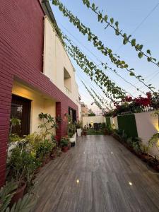 un cortile con piante in vaso e un edificio di Signature Boutique Hotel Karachi a Karachi